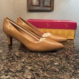 Easy street pointe nude patent leather pump 2.5 inch heel NIB 9.5